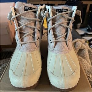 Sperry boots size 7.5 in great condition.